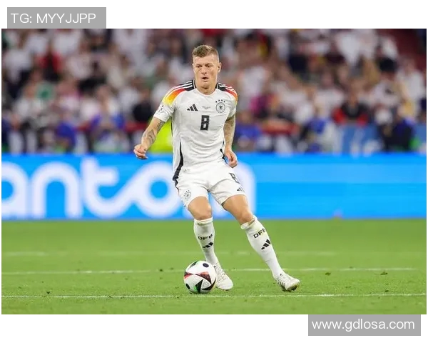 当昔日球星化身足球裁判赛场风采与判罚权威的全新融合