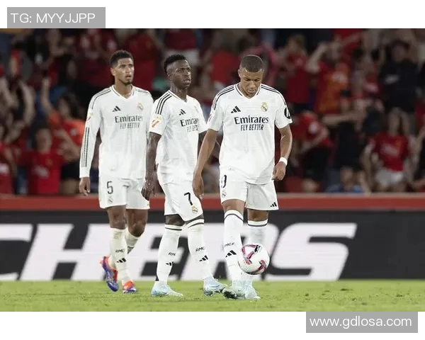 足球杯赛场上的传奇球星与荣耀时刻：探索世界足坛最闪耀的冠军故事